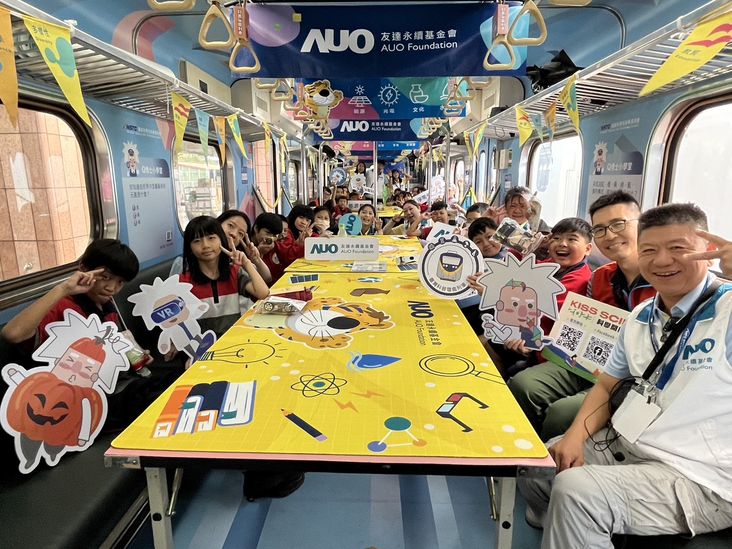 彩虹多多永續基金會參與「臺灣科普環島列車」，設計基礎科學車廂課程，以「淨零碳排和永續能源」為主題，讓學生透過創意實驗認識淨零知識，以及思考生活中的減碳行為