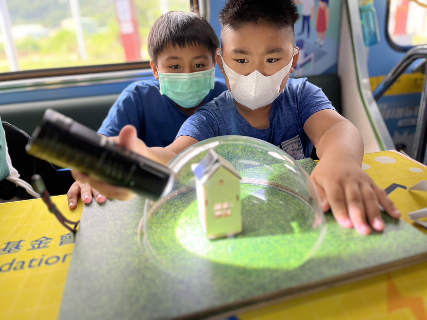 彩虹多多參與基礎科學主題車廂，以STEAM教學精神，設計「逐日科學家」、「太陽能工程師」以及「淨零建築師」三大能源科普課程和實驗